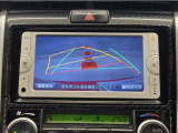 バックガイドモニター付きです。車の後方に小型カメラが付いており、バックする際の後方の様子をモニター上に表示します。