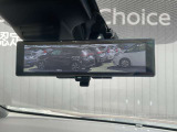 インテリジェントルームミラーです。人や物で視界が遮られてても、車体後部のカメラ映像に切り替えることにより、クリアな後方視界を実現しています。