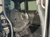 清潔で広々したシートです!後部座席でもゆったり快適に過ごせるので、後ろに座る人たちもドライブが楽しくなりますよ。是非、現車を見て体感してみてください。
