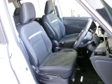 ミニバンならではの足元の広さと肘掛でらくらくドライブできます。目線が高いので運転疲れしにくいんです。シートヒータも付いています☆