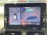 アラウンドビューモニターを装備!駐車の際にナビ画面に車を真上から捉えた映像が映ります。駐車の時とても便利です♪ナビのモニターに映るので大きく見やすいですね!