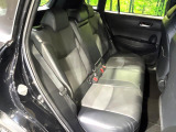後部座席も気になるようなキズ・汚れやへたり等、大きなダメージはなく、良好な状態です。