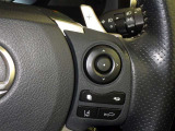 ステアリングスイッチ付き。前方から目を離すことなく操作することが可能です。