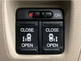 【両側パワースライドドア】両側がパワースライドドアになっており、運転席のスイッチやスマートキーでも開閉が可能です!開口部も広いので乗り降りも楽々♪