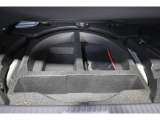 サブトランク付ですので洗車道具や工具の収納に便利です。