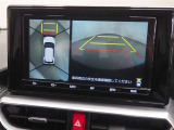 パノラミックビューモニター付きです。車両を上から見たような映像をディスプレイオーディオ画面に表示。運転席からの目視だけでは見にくい、車両周辺の状況をリアルタイムでしっかり確認できます。