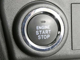 プッシュ式エンジンスタートボタンです。勿論スマートキーは、バックに入れたままでOKです!