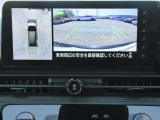 全周囲カメラで、クルマを上空から見下ろしているかのような映像を映し出します。周囲の状況がひと目でわかります!