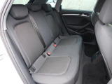 ホールド性が高く、ほどよく固いリアシートは長時間乗車も快適に過ごす事ができます。