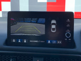 ■バックカメラ■ガイドラインが表示されるので、バック駐車が苦手な方でも安心です!ギアをリバースに入れれば自動的に切り換わりますので、面倒な操作も不要です♪狭い駐車場もお車を傷つけず安心ですね!