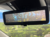 【デジタルインナーミラー】後席の大きな荷物や同乗者で後方が確認しづらい時でも安心!カメラが撮影した車両後方の映像をルームミラー内に表示。クリアな視界で状況の確認が可能です!
