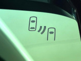 【ブラインドスポットモニター】走行中、ドアミラーの死角になりやすい箇所に後続車が接近するとサイドミラーのレンズに警告を表示!ドライバーに注意喚起をしてくれます。