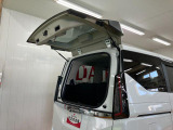 ハッチバックのガラス部分のみを開閉できるハーフバックドア