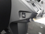 助手席側荷物フック。コンビニなどの買い物袋をサッとかけられて便利。