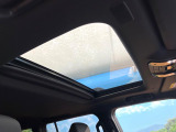 【サンルーフ】開放感たっぷりの希少装備、サンルーフが装着されています!車内に明かりを取り入れたり景色を楽しむ以外にも、車内の空気も簡単に換気できて快適です!
