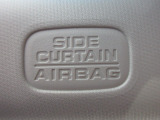サイドカーテンエアバックシステムは、側面衝突時に大人から子供までさまざまな体格の乗員の頭部や頚部を広範囲で保護。特にセンターピラーへの頭部衝突を防ぐ展開性能を実現しています。