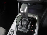 縦型シフトで操作性の良いシフトです!!シフトブーツやピアノブラックカラーのパネルがラグジュアリー感を高めます!