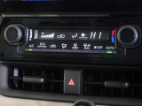 車内を快適に、オートエアコンを装備しています。