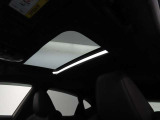 【ムーンルーフ】頭上には室内を明るく開放的な空気で満たす広大なパノラマルーフやムーンルーフ。車内も明るく開放感あります。