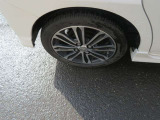 純正15インチアルミです。スタッドレスタイヤは155-65-14にインチダウンが可能です。スタッドレスタイヤもリーズナブルに購入できます。