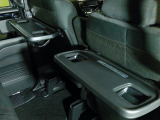 ★運転席&助手席シートバックテーブル★休憩時のちょっとした小物置きに使える、前席背面の格納式テーブル。便利なコンビニフック付。※走行中は必ずコンビニフック付シートバックテーブルを格納してください。