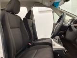 座面も厚みがあり背もたれも高く、広い足元にゆったり座れるシートです。運転席と助手席の間が空いている為、助手席側への移動がスムーズです。交通量の多い道でも助手席側から乗り降りができます。