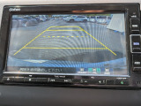 駐車時の安全確認をサポートするバックカメラも使用できます。インターナビで様々な情報を得ることもできます。