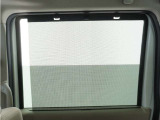 ◆スクリーンサンシェード◆リアドアに装備されています。日差しを和らげ、プライバシーの保護にも役立ちます。後部座席にお子様を乗車させるときも、ゆっくりお昼寝できます♪