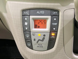 【オートエアコン】一度お好みの温度に設定すれば、車内の温度を検知し風量や温度を自動で調整。暑い&hellip;寒い&hellip;と何度もスイッチ操作をする必要はありません。快適な車内空間には必須の機能ですね♪