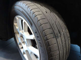 タイヤの溝は減っていますので履き替え推奨です。