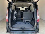 サードシートの跳ね上げや、シート収納は片手でもできるほど楽々♪大容量ラゲッジアンダーボックス付き!