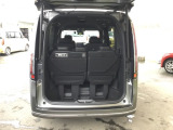 荷室は3列目シートを立てたままでも十分な容量があります。