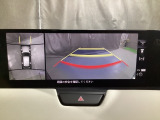 狭い場所での駐車やすれ違いなどでより的確な運転操作に役立つ360&deg;ビューモニターが装備されています。