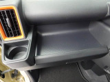 掘り込みしきインパネドリンクホルダーで ホールド感バッチリ!! 運転席側にも同じものがついてます