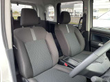 【運転席】座り心地が良いシートなので長時間の運転でも快適にお過ごしいただけます。