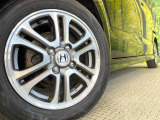 【純正アルミホイール】外観にマッチした純正アルミホイールを装着しております。各種社外アルミホイールや、スタッドレスタイヤも取扱いしております。是非ご相談ください♪