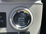 エンジンスタートスイッチです。キーが車内にあれば、エンジンの始動や停止はスイッチを押すだけ!キーを取り出す手間を省き、ワンプッシュで操作できるので簡単でスムーズです。