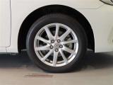 純正のアルミホイール装着車です。タイヤサイズは185/65R15です。