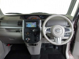 センターメーターを採用した機能的なインパネはスイッチ類の操作性も良好!インパネ部にシフトレバーを採用し前席足元はスッキリ広々とした空間が確保されており快適です!