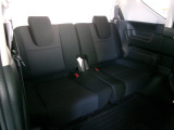 3列目もシートの厚みがあり長時間のドライブでも疲れません。