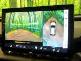 【パノラミックビューモニター】専用のカメラにより、上から見下ろしたような視点で360度クルマの周囲を確認することができます☆死角部分も確認しやすく、狭い場所での切り返しや駐車もスムーズに行えます。