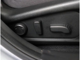 運転席と助手席は電動パワーシートが装備され、ドライバーの体系に合わせて細かいシートポジション設定が可能です!