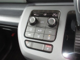 エアコンはオートエアコンでお好みの温度調整が出来、オールシーズン快適にドライブできます!さらに、運転席&助手席シートヒーターが付いてます。3段階に温度設定が可能です。