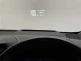 【ヘッドアップディスプレイ】フロントウインドウガラスに運転支援システムの作動状況やナビゲーションの案内表示など、走行に関するさまざまな情報を表示できます。(表示内容は車種により異なります)