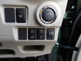 運転席右側のスイッチパネル。エンジンはボタンひとつでスマートに始動できます。