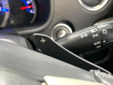【パドルシフト】ハンドルから手を離さずに素早くシフトアップ&ダウンができるので、エンジンブレーキを使う下り坂や高速道路の合流で加速したい場面で役立ちます。