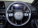 ハンドル左側にはオーディオ操作が出来るオーディオリモートコントロールスイッチ、右側にはHonda SENSINGとオートクルーズコントロールのスイッチを装備!