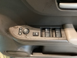 【パワーウィンドウスイッチ】ワンタッチで、パワーウインドウやドアミラーを操作できます。
