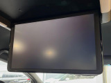 【フリップダウンモニター】大画面モニターで後席でもエンタメをお楽しみいただけます。小さなお子様にも大人気の装備です♪