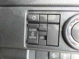 片側電動スライドドアのスイッチ付です。車内からもスイッチひとつで楽にドアの開閉が可能です。電動なので開閉時に力を使う必要がなく、半ドアになることもありません!
